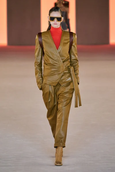 Look 16